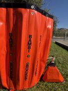 Standard Bambi Bucket naranja con su válvula de descarga