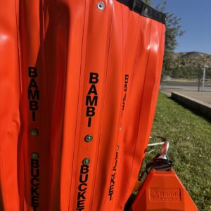 Standard Bambi Bucket naranja con su válvula de descarga